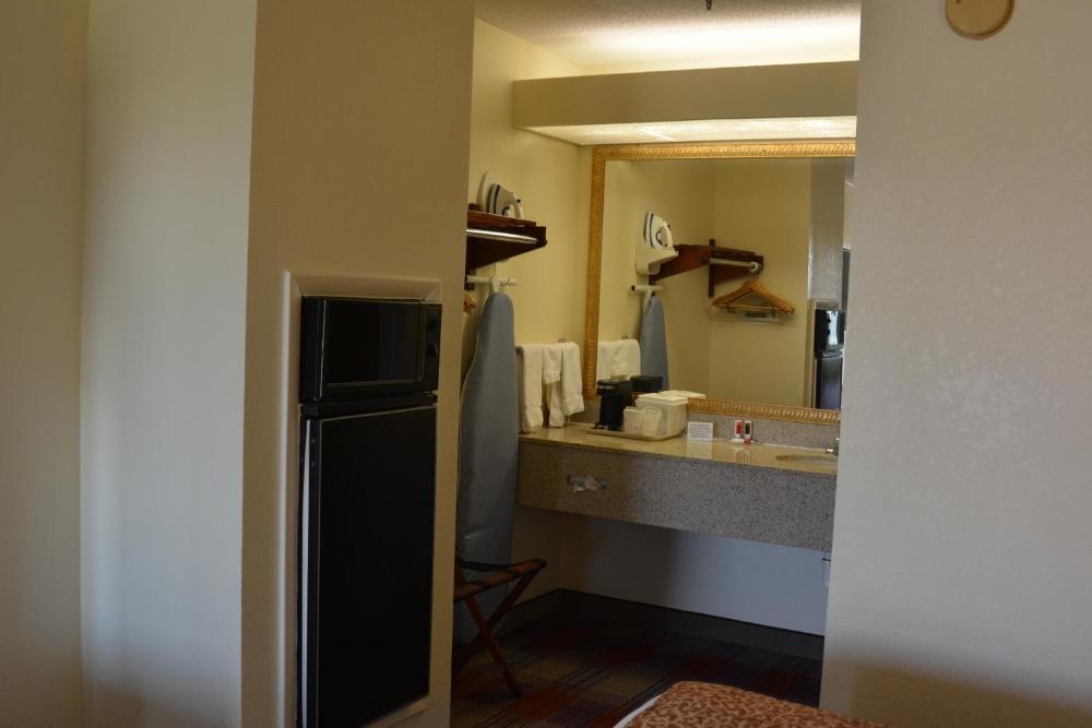 Travelodge by Wyndham Montgomery East Image 17