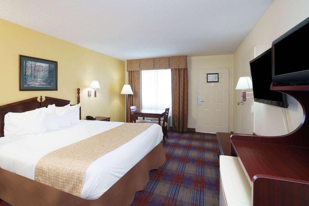 Travelodge by Wyndham Montgomery East Image 18