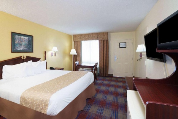Travelodge by Wyndham Montgomery East image 18