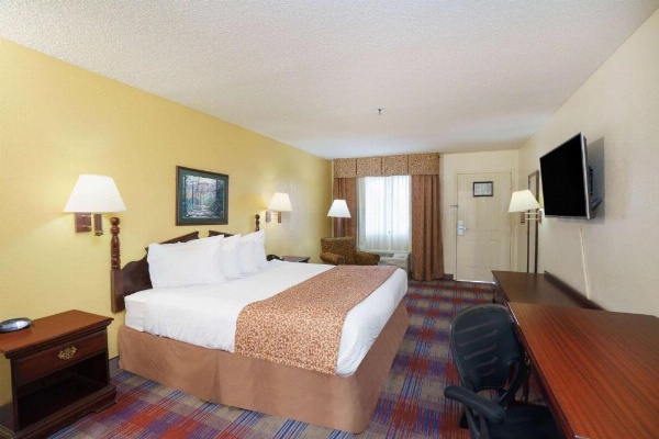 Travelodge by Wyndham Montgomery East image 20