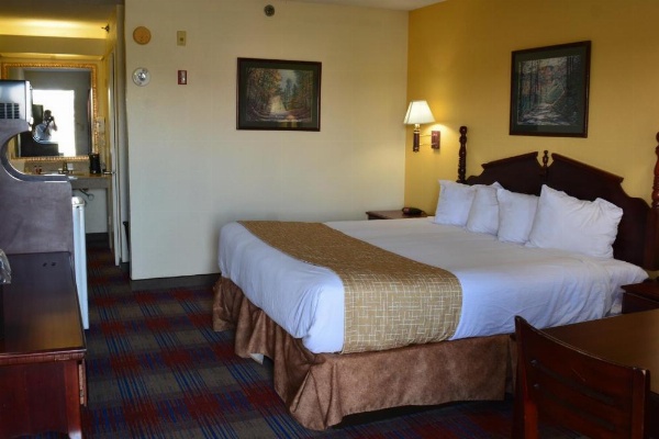 Travelodge by Wyndham Montgomery East image 23