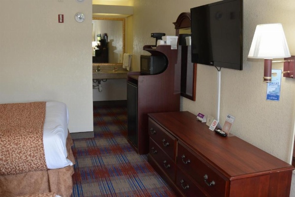 Travelodge by Wyndham Montgomery East image 24