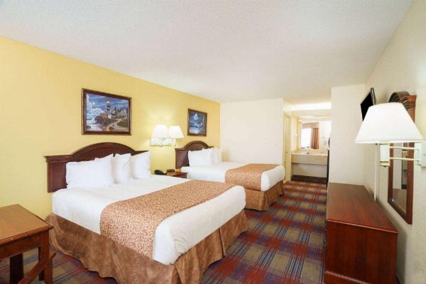 Travelodge by Wyndham Montgomery East image 26
