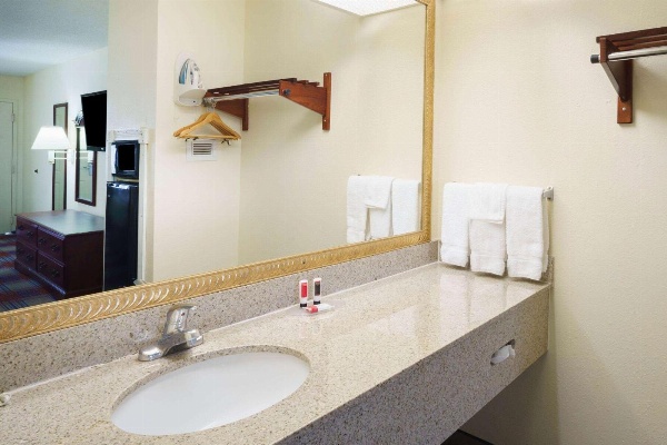 Travelodge by Wyndham Montgomery East image 3