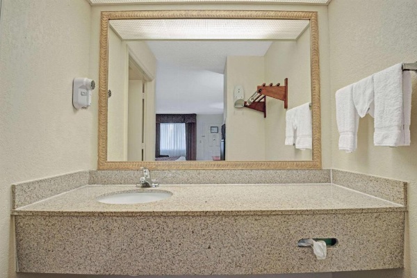 Travelodge by Wyndham Montgomery East image 31