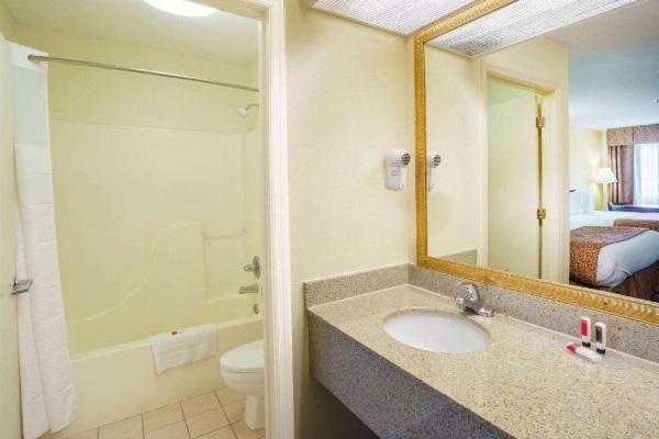 Travelodge by Wyndham Montgomery East image 33