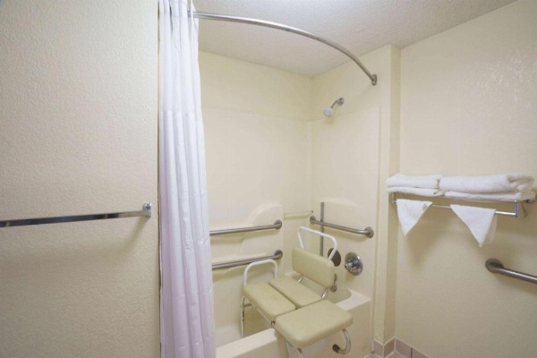 Travelodge by Wyndham Montgomery East image 7